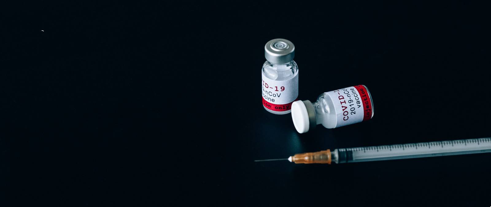 Pandemic and vaccines: the role of communication and corporations