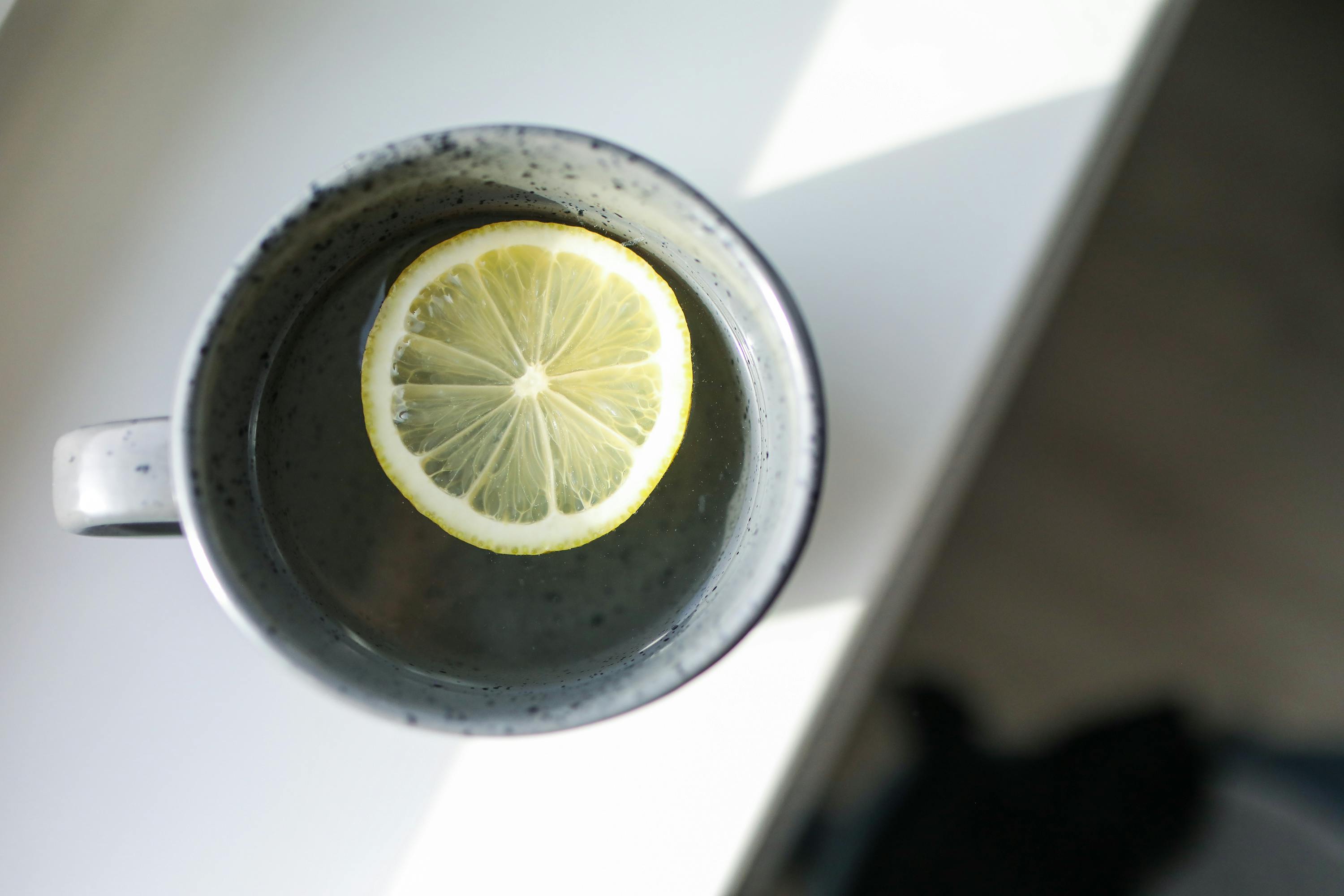 Acqua calda con limone al mattino