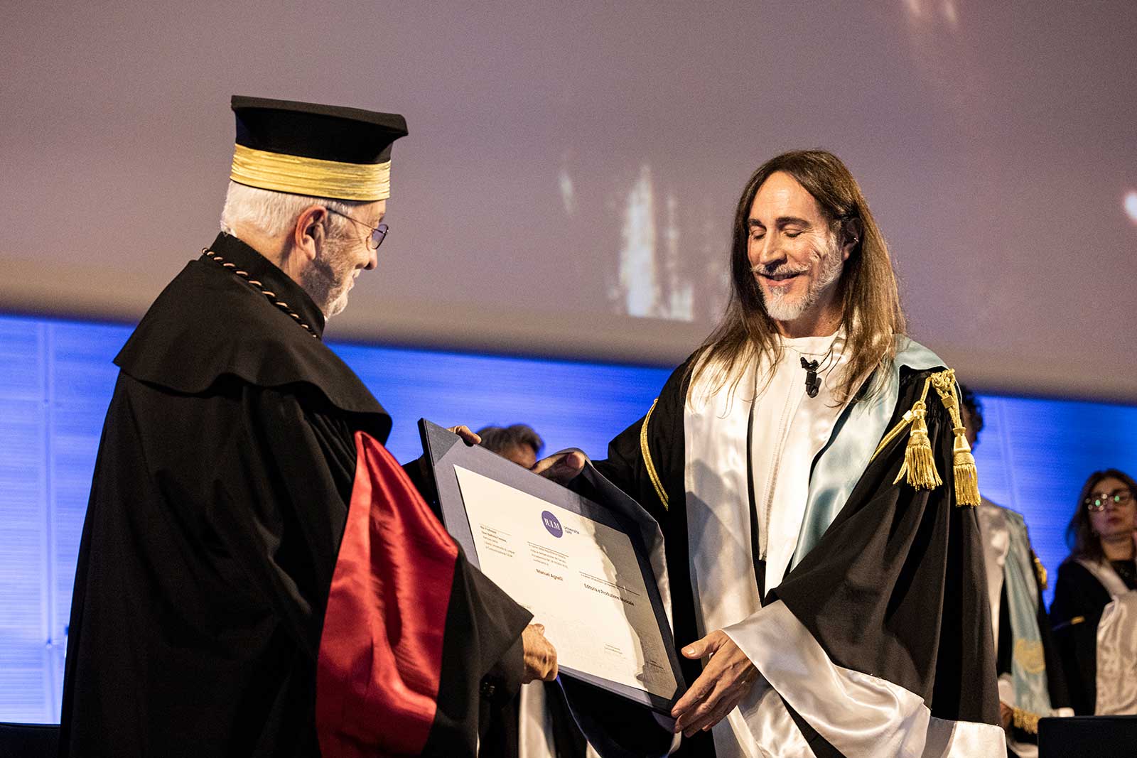 Il Rettore Gianni Canova consegna il Diploma ad Honorem