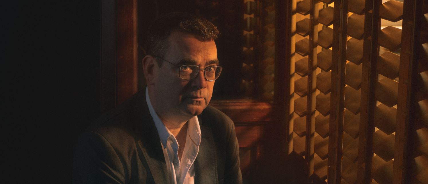 Mistero, spie e grande letteratura: il Raymond Chandler Award 2025 sarà consegnato a Mick Herron in IULM