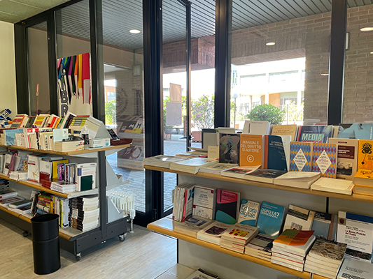 La Libreria Lumi si trova nel porticato esterno dell’Edificio IULM 1