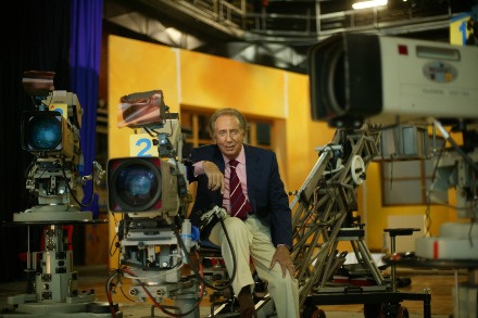 Mike Bongiorno negli studi televisivi Mike Bongiorno negli studi televisivi